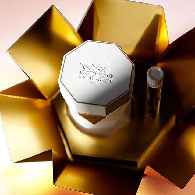 Biologique Recherche USAさんのインスタグラム写真 - (Biologique Recherche USAInstagram)「This Holiday Season, give the gift of good skin thanks to La Grande Crème!  To develop this cream, Biologique Recherche identified and selected EpigenActiv©, a peptide that acts on the expression of genes involved in the cutaneous aging process to promote genuine tissue regrowth.  Among its benefits, this innovative cream protects the cells for a regenerating effect, restructures and regenerates the dermis for a corrective anti-aging and anti-wrinkle effect and improves the water balance of the epidermis.  La Grande Crème is the perfect treat for yourself or a loved-one, ensuring radiant complexion throughout the Holiday Season and after! • • • #biologiquerecherche #passion #expert #beauty #skin #skincare #facecare #followyourskininstant #buildingbetterskin #skininstant #christmasgiftsideas #christmastreats #lagrandecreme #holidayseason #wellnesswithbr」12月19日 5時41分 - biologique_recherche_usa