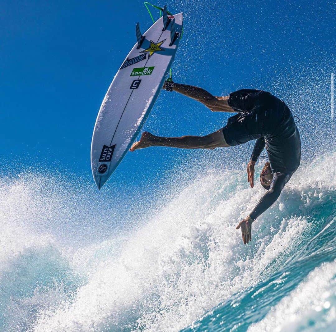 サヌークのインスタグラム：「You guys up for a good ‘ole fashioned CAPTION CONTEST?! – Caption this shot of Sanuk ambassador, @mattmeola in the comments below. The caption that makes the Sanuk social squad belly laugh wins a pair of Sanuks. U.S. residents 18+ only. Entry window open until 12/20 11:59PST. Winner announced Monday, 12/21. 📷 : @1more808」