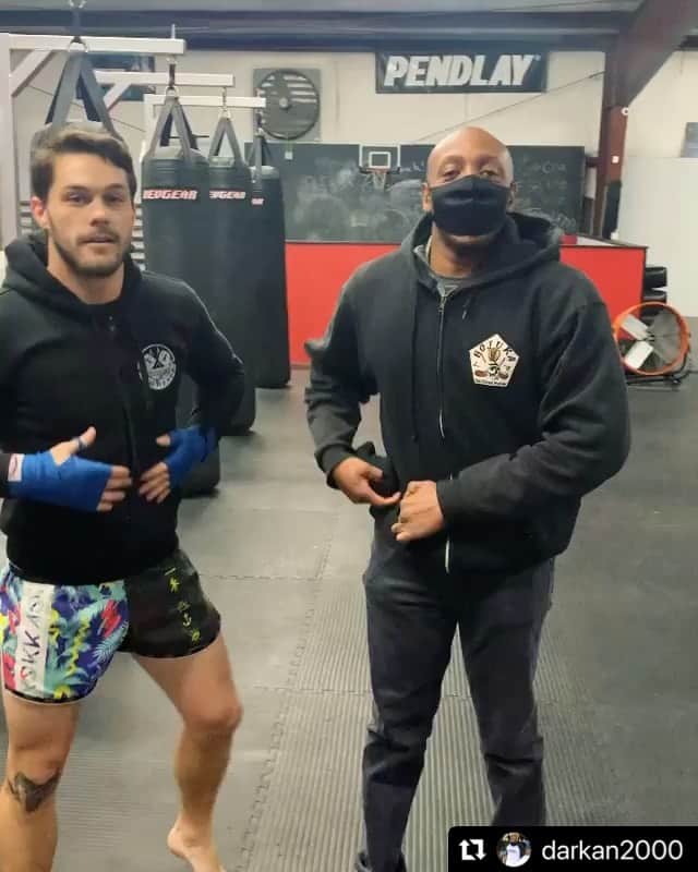 ダフニ・クラークのインスタグラム：「Especially for my ladies!!!! #Repost @darkan2000 with @make_repost ・・・ Here’s a Simple Self defense tactic for people to remember when being grabbed in a chokehold. There are some men, women, children and elderly that aren’t capable of physically doing jujitsu moves that have to have an option to defend themselves. In response to @iam_tondalinsey @iam_tondalinsey #selfdefense #chokehold #martialarts」