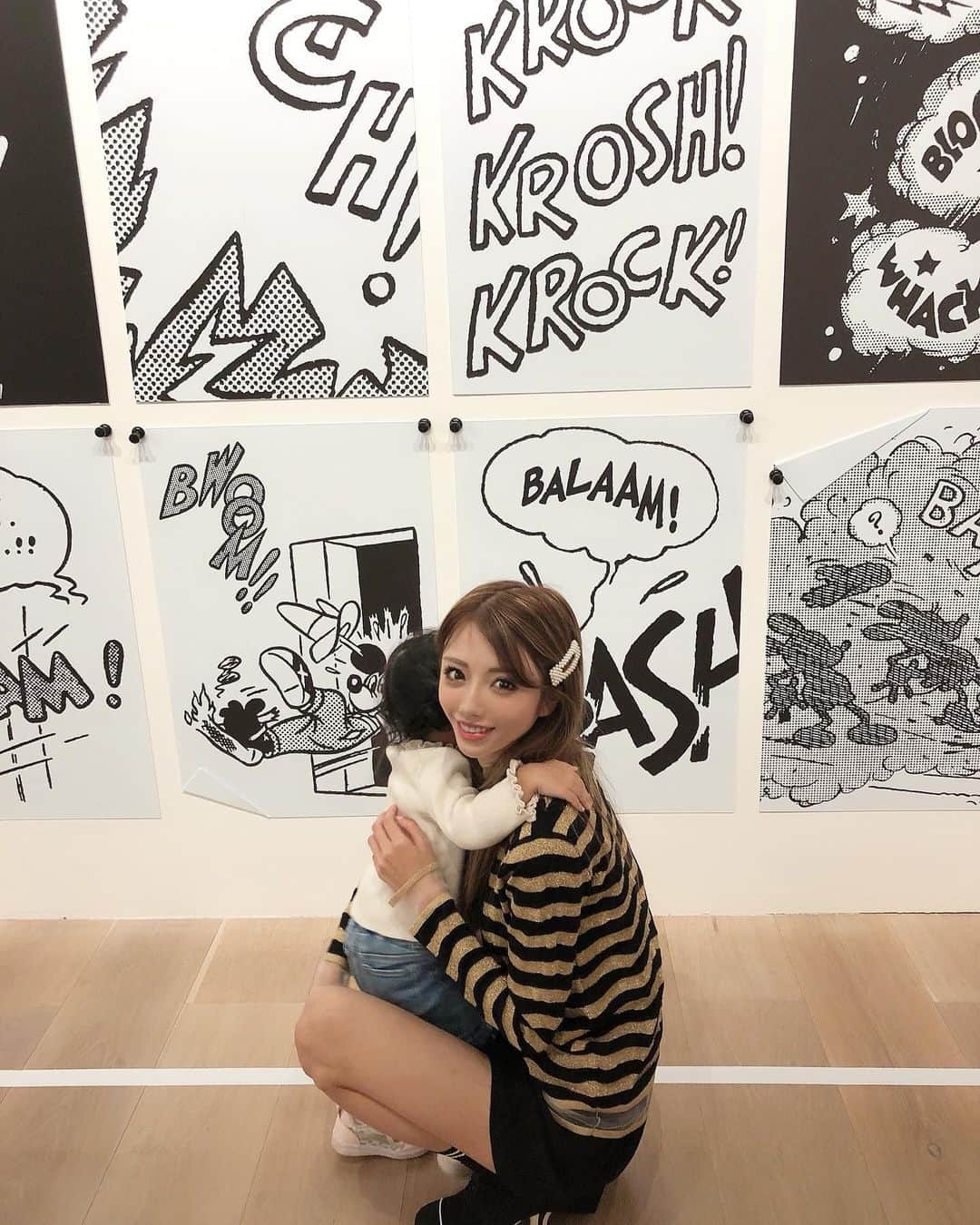 MARIEさんのインスタグラム写真 - (MARIEInstagram)「とんでもなく時差投稿だけど、森ビルのミッキーアート展に行った時🐭❤️ 娘がディズニー好きだから喜ぶと思ったのに、終始大泣きで大失敗💩笑 でもディズニー大好きな私にはたまらない空間で、結局親の自己満で終わりました、反省🥲 ディズニー展より嵐の大野くんのアート展のが混んでました👐🏼 付き合ってくれた美咲ちゃんに感謝！ #ディズニーアート展 #六本木ヒルズ #disney #mickeymouse #ミッキーマウス #satoshiohno #ディズニー #ベアブリック」12月19日 0時26分 - marie_mimura