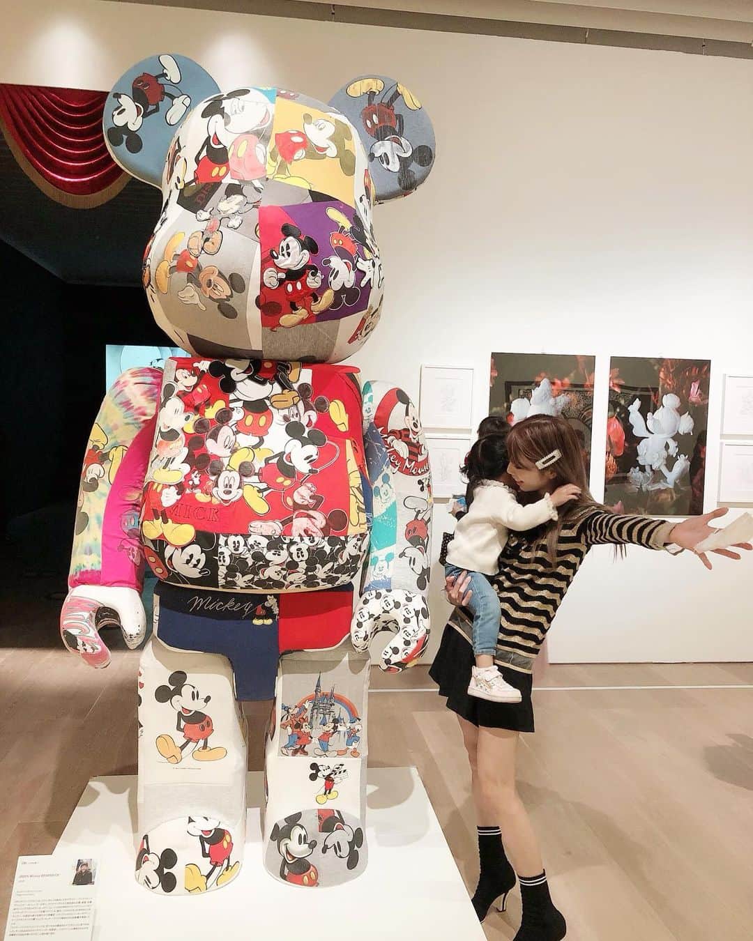 MARIEのインスタグラム：「とんでもなく時差投稿だけど、森ビルのミッキーアート展に行った時🐭❤️ 娘がディズニー好きだから喜ぶと思ったのに、終始大泣きで大失敗💩笑 でもディズニー大好きな私にはたまらない空間で、結局親の自己満で終わりました、反省🥲 ディズニー展より嵐の大野くんのアート展のが混んでました👐🏼 付き合ってくれた美咲ちゃんに感謝！ #ディズニーアート展 #六本木ヒルズ #disney #mickeymouse #ミッキーマウス #satoshiohno #ディズニー #ベアブリック」