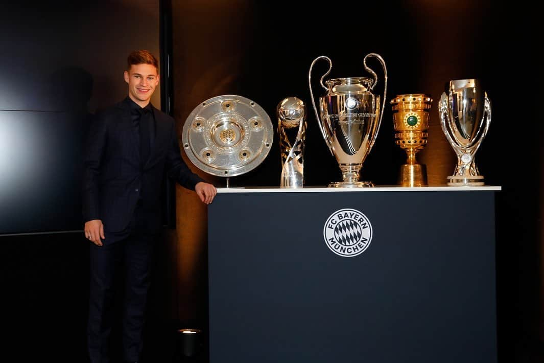 ジョシュア・キミッヒさんのインスタグラム写真 - (ジョシュア・キミッヒInstagram)「What an incredible team, what an incredible year! @_rl9 was the best in 2020, @manuelneuer the best goalkeeper and Hansi our best coach! Well deserved 👏🏼 To be a member of the Men’s World 11 together with @alphonsodavies is amazing! Thankful for the big support this year! #quintuple #believeinyourself 👉🏽😲 🤹🏽‍♂️」12月19日 0時18分 - jok_32