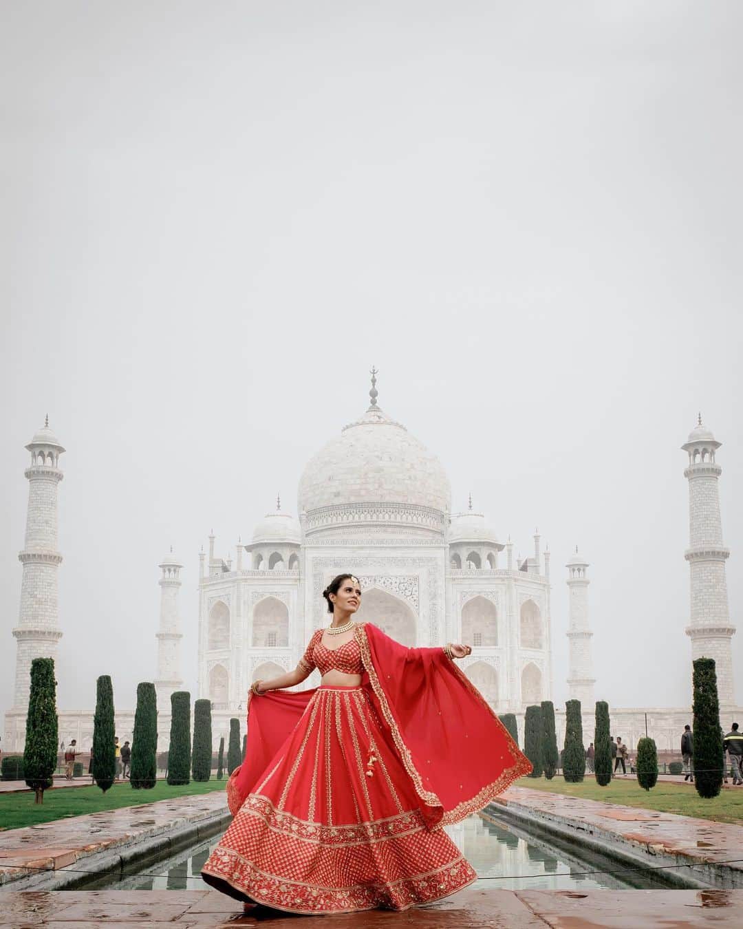 Aakriti Ranaさんのインスタグラム写真 - (Aakriti RanaInstagram)「The world is so beautiful and there is so much to see! I can’t wait to explore the rest of the world and capture it ❤️ Shoot at Taj Mahal- Check!  Outfit: @geethikakanumilli_official  Lensed by : @shivamphotoworks  Direction : @_shrutichawla_  Styling : @adi.anjaani   #Aakritirana #tajmahal #india #incredibleindia #agra #lehenga #weddingdress #traveller #indianwedding #indianwear #outfitinspiration」12月19日 0時20分 - aakritiranaofficial