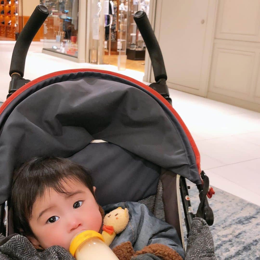 村上福之のインスタグラム：「妻と #銀座 にきた。妻に　#ca4la の帽子を買うという約束をしてたので、今は帽子選び中。途中で息子が泣き出したので退避。久しぶりに #ginzasix に来てみたら、なんか新鮮だね。何も買う物ないけど。本当の目的は、この近くの #らーめんたかはし 食べに来ただけなんやけどね。」