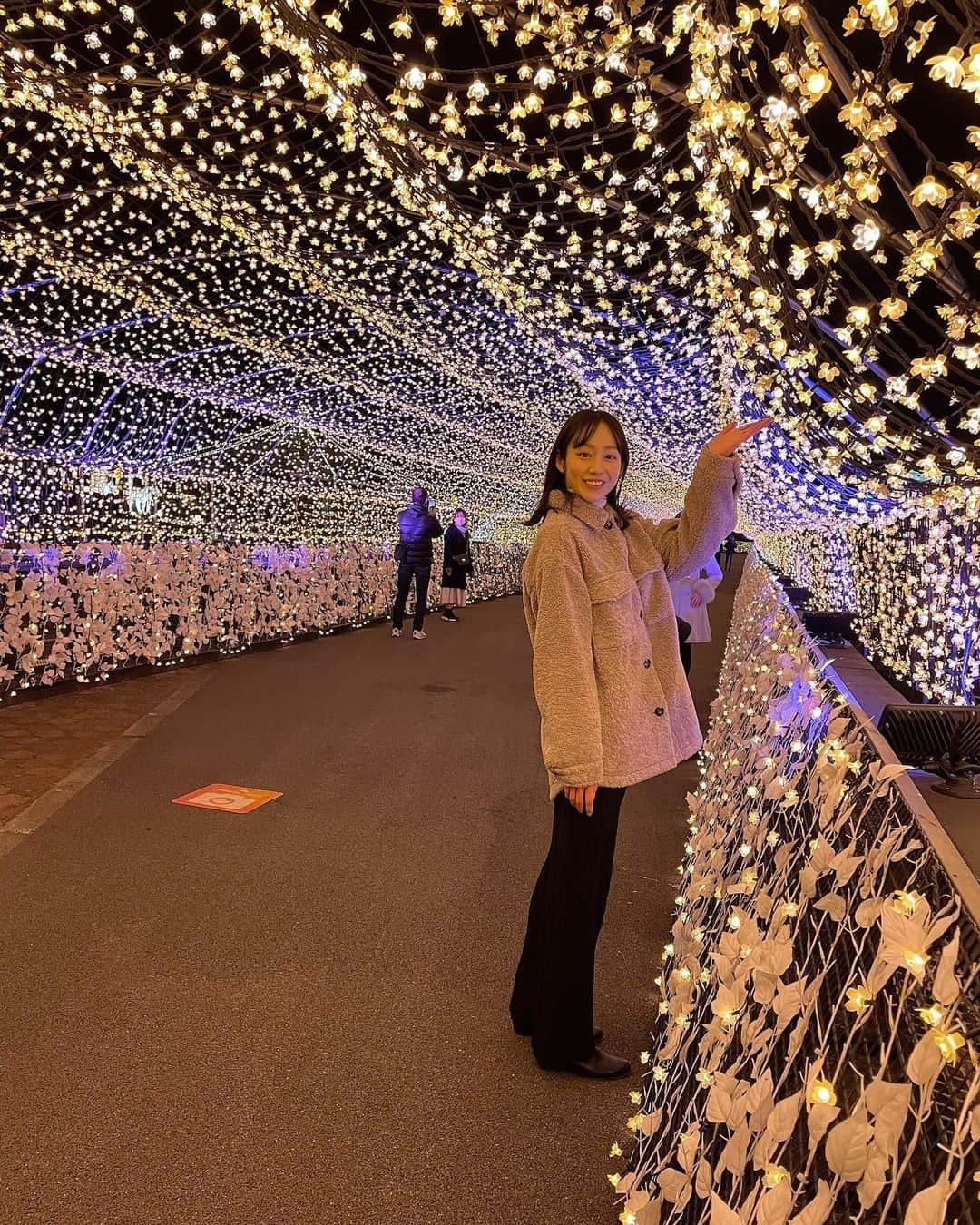 寺田真珠さんのインスタグラム写真 - (寺田真珠Instagram)「凄くキラキラでした🎄❤️  特別な写真も撮ってきまして、 それは誕生日の際にするプチイベントにて景品として使います☺️✨  わくわく  #メガイルミ #大井競馬場 #イルミネーション #キラキラ #感動 #綺麗 #映え #おすすめスポット #映えスポット #東京 #馬 #ポニー #可愛い #gu #ボア #ボアジャケット #アウター #冬コーデ #12月」12月19日 0時30分 - shinju_terada