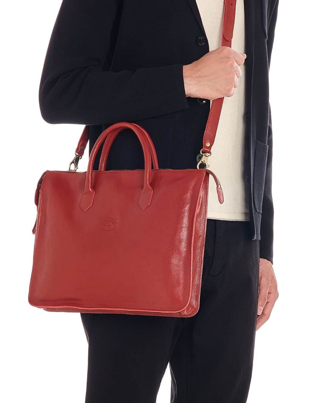 イルビゾンテのインスタグラム：「Classic and essential, perfect for work and play: the cowhide leather briefcase reinterprets one of Il Bisonte’s great men’s classics with minimal lines and an urban touch.#ilbisonte #madeinitaly #crossbodybag #madeinitaly #leatherbags」