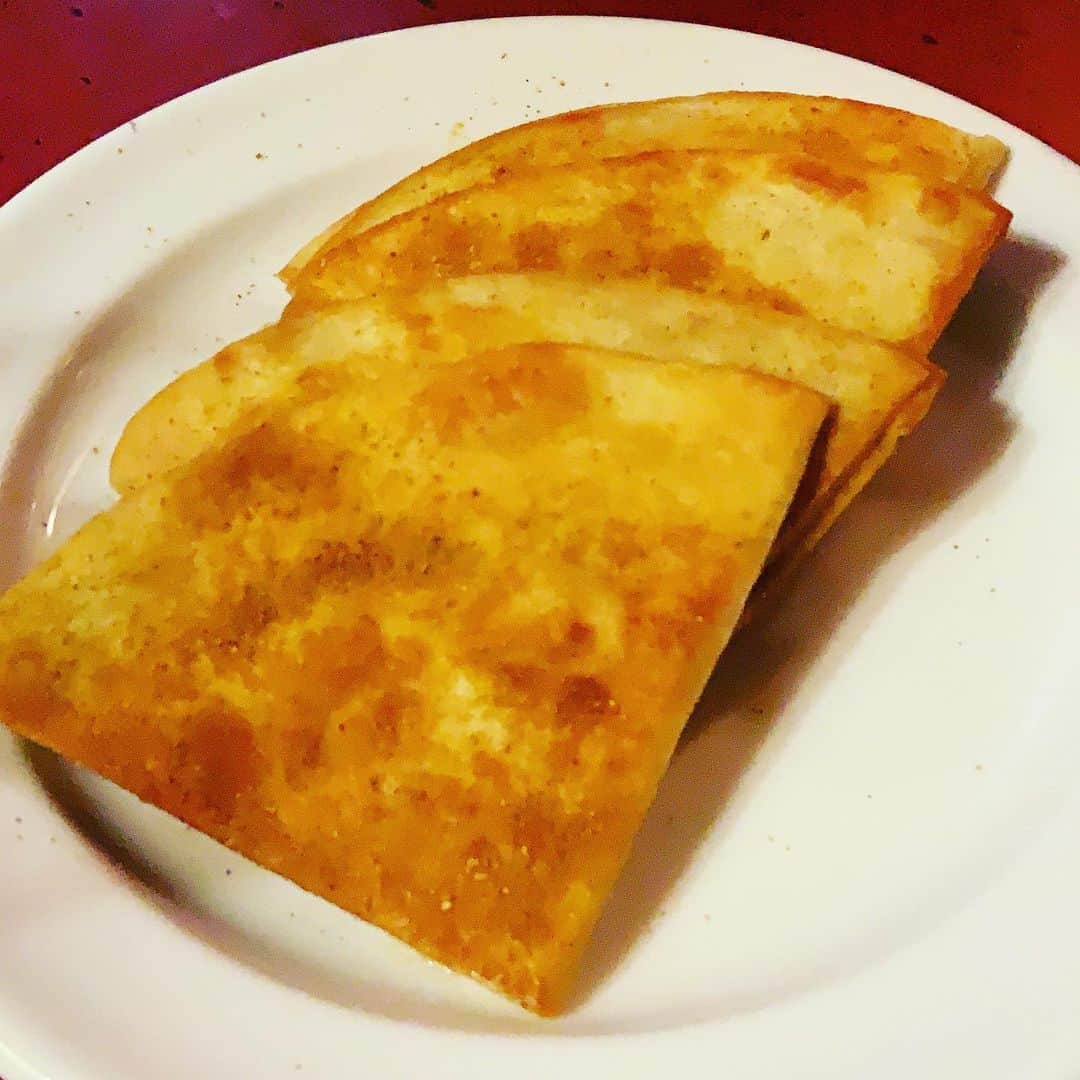 志摩有子さんのインスタグラム写真 - (志摩有子Instagram)「今年最後の板橋の秘境探訪。 今回は茄子のスパイス揚げが復活。 新しいメニューも何品か。 ヒロシ隊長は常に研究を怠らないそう。 だから唯一無二の料理ができるのだろうな。  #板橋の秘境」12月19日 0時33分 - ariko418