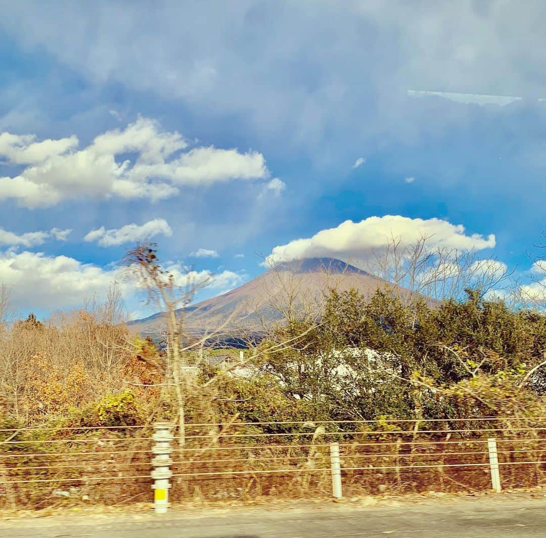 富士彦さんのインスタグラム写真 - (富士彦Instagram)「#富士山です。 #静岡県民の #特権の #近くで見ると #迫力がすごい  #良かったら #どうぞ(^^)」12月19日 0時43分 - kunugifujihiko