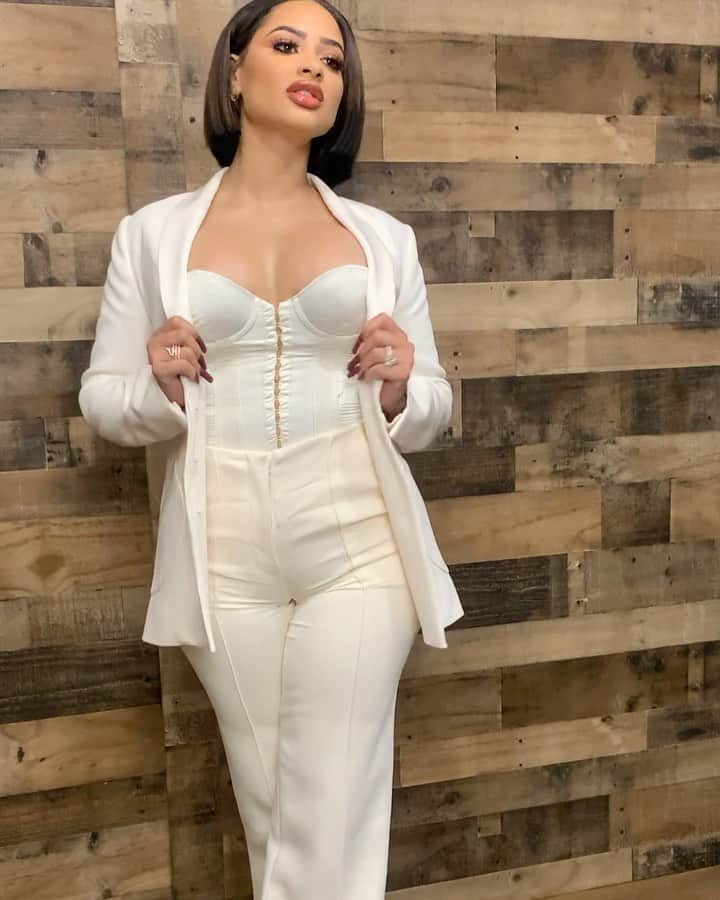 Tori Hughesのインスタグラム：「BOSS BRIXX 🤑」