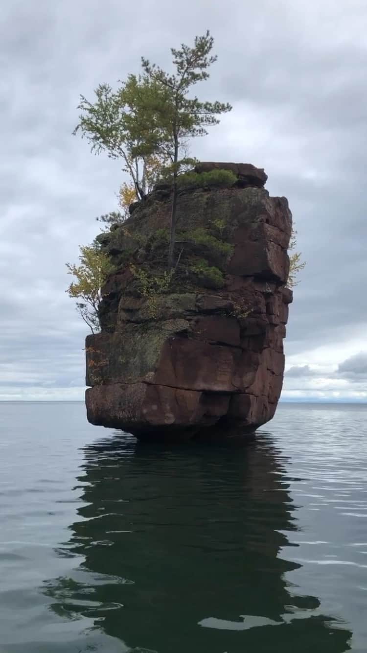 のインスタグラム：「Nat Geo photography David Guttenfelder (@dguttenfelder) captured the Balancing Rock formation at Stockton Island, one of the 21 Apostle Islands in Lake Superior. 2020 marks the 50th year since the Apostle Islands National Lakeshore was designated a park; we marked the moment by kayaking along the island shorelines and hiking around the unique islands, which are Ojibwe Native lands.」