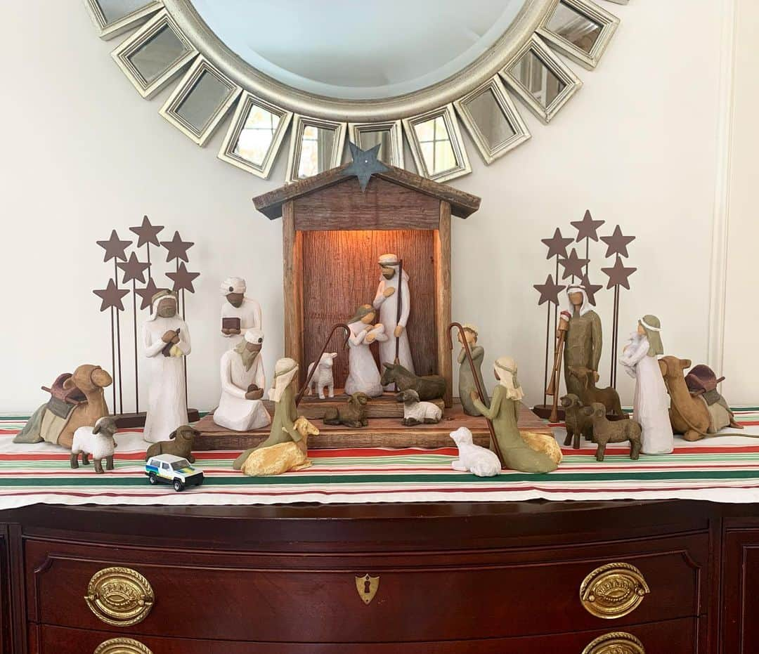 クリステン・コノリーのインスタグラム：「Our beautiful nativity (courtesy of my mom @connolly_melinda) and a slightly anachronistic improvement (courtesy of my son) 😇🌟🚙」