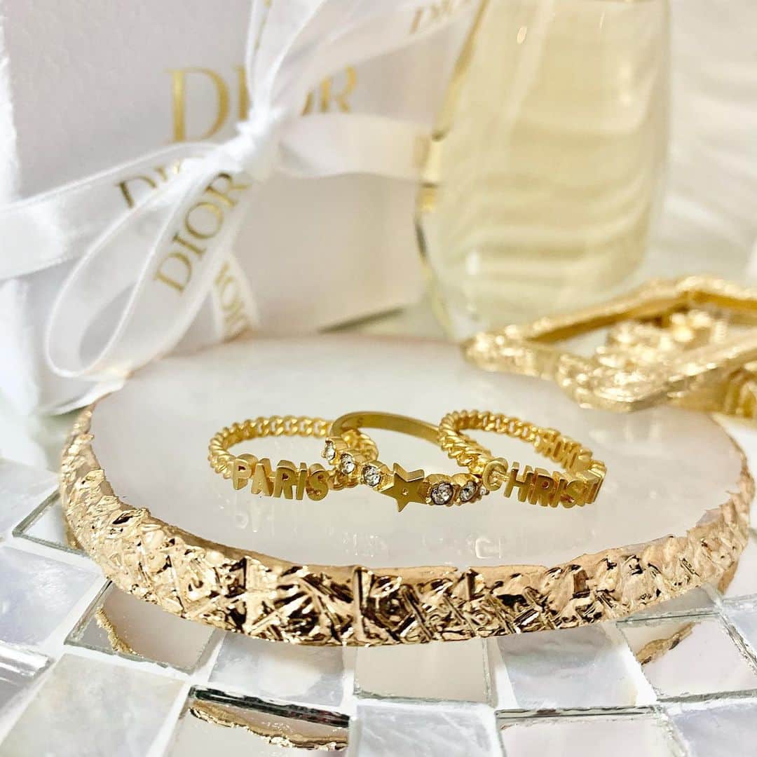 吉川ちえさんのインスタグラム写真 - (吉川ちえInstagram)「【Dior⭐Ring💍💕】 . 誕生日プレゼント🎁で可愛い Diorのリング貰いました☺️❤️ . 重ね付け可愛すぎる～🎀✨ . #Dior #Diorring #Dioraccessory #指輪 #指輪重ね付け」12月19日 0時42分 - yoshikawachie_16