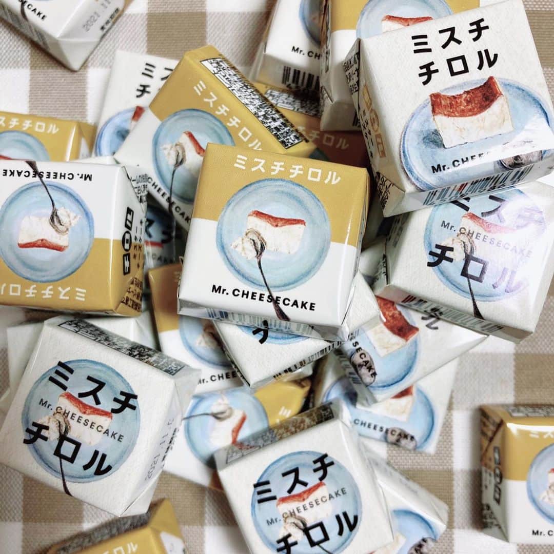 平松可奈子さんのインスタグラム写真 - (平松可奈子Instagram)「@mr.cheesecake.tokyo  のチロルチョコ🍫 えむちゃんが大好き なんだって〜🧸♡ 美味しかったです🎁 . #mrcheesecake  #ミスチロル　#チロルチョコ」12月19日 0時45分 - 11kanaco14