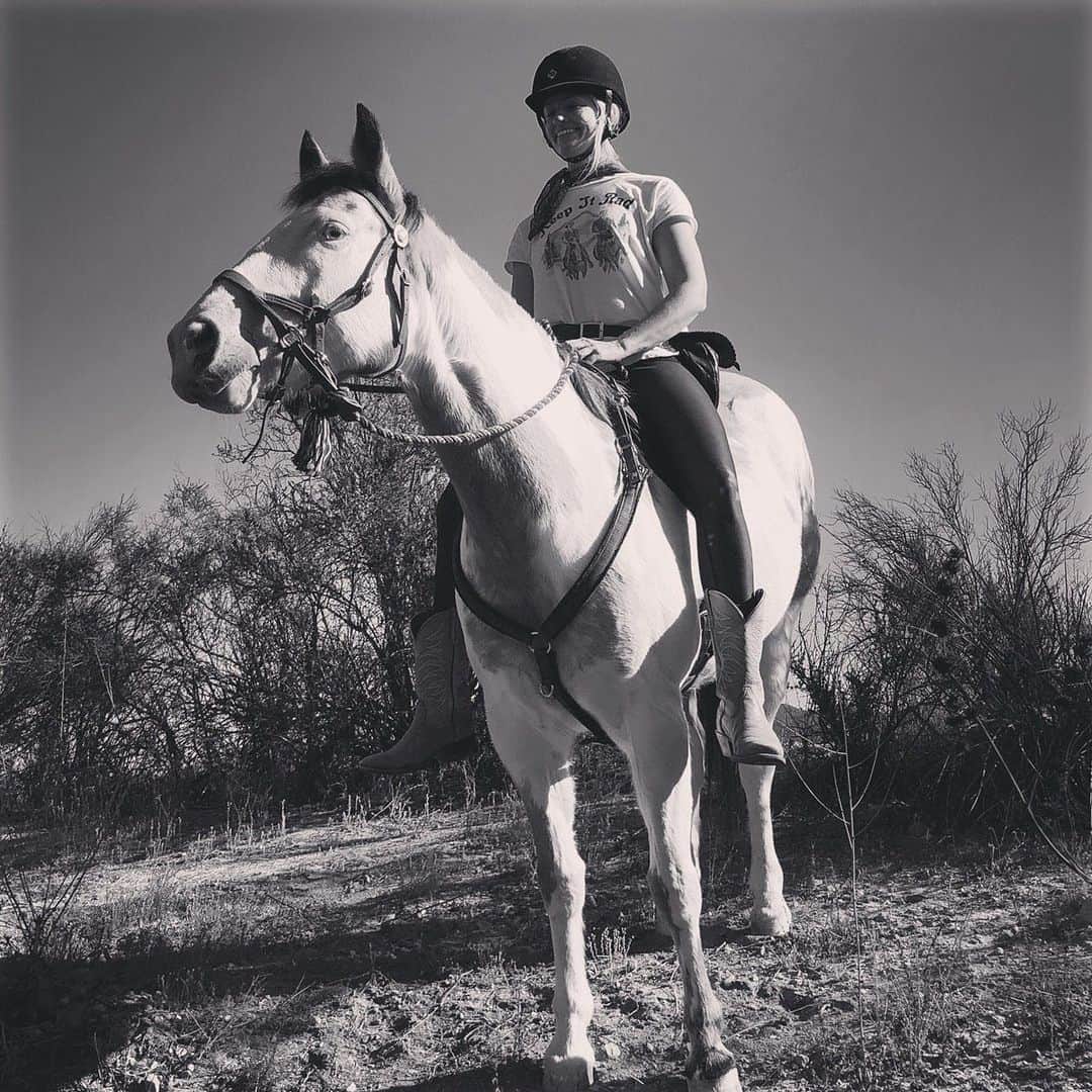ベス・ベアーズのインスタグラム：「Those who are lucky enough to have horses in their life are lucky enough.」