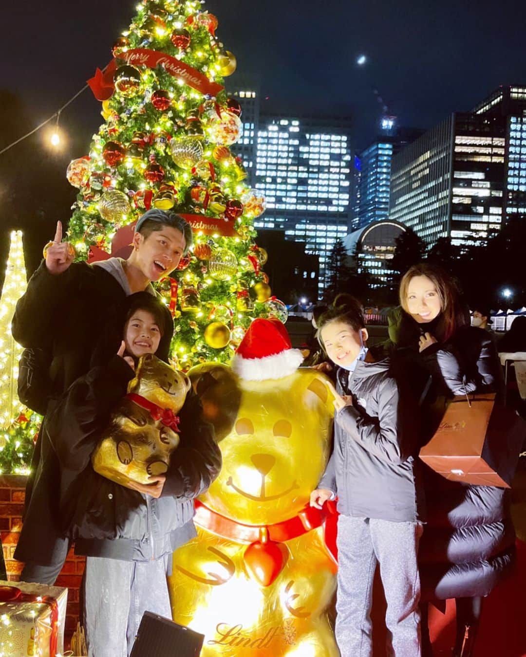 雅-MIYAVI-さんのインスタグラム写真 - (雅-MIYAVI-Instagram)「Fam time ;)🎄Thanks! @lindt @lindt_chocolate_japan」12月19日 0時49分 - miyavi_ishihara
