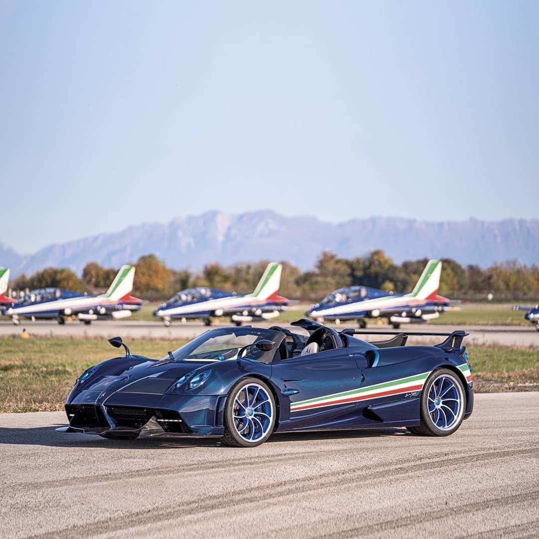 パガーニ・アウトモビリのインスタグラム：「Ladies and gentlemen, on the occasion of the 60th anniversary of the Frecce Tricolori, we are pleased to present you the Pagani Huayra Tricolore.  Only three examples will be built as a tribute to the Italian Air Force Aerobatic Team.  Read more on our website or click the link in bio.  #pagani #huayra #huayratricolore #freccetricolori #AeronauticaMilitare #aviation #italianairforce」