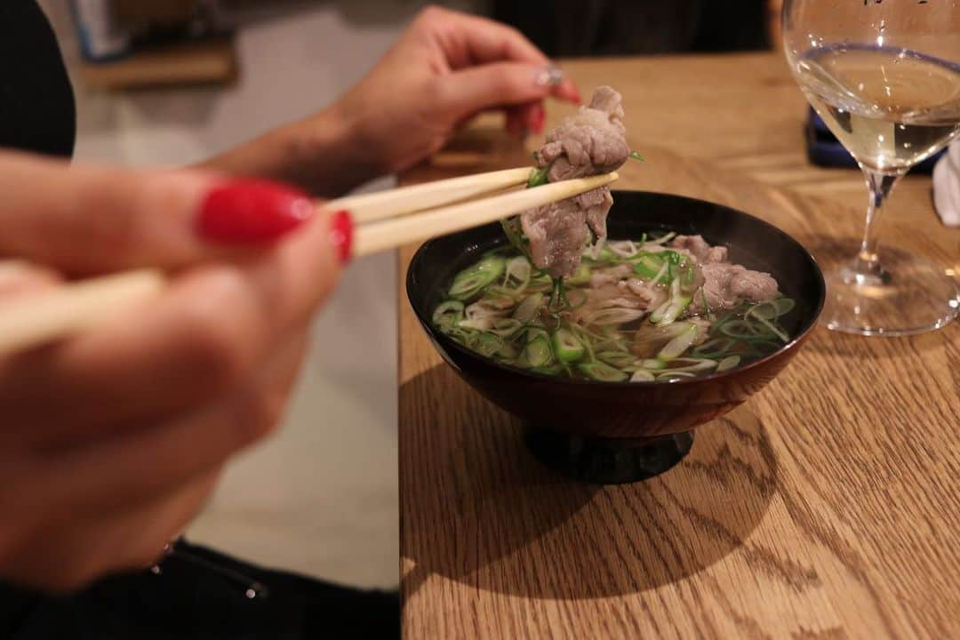 高井直子さんのインスタグラム写真 - (高井直子Instagram)「🍽 週１来たい。 ここの難点は美味しすぎて 居心地良すぎて飲み過ぎてしまうこと🥴！  @iida___yasuo  #カジュアル割烹iida」12月19日 0時50分 - naokotakai