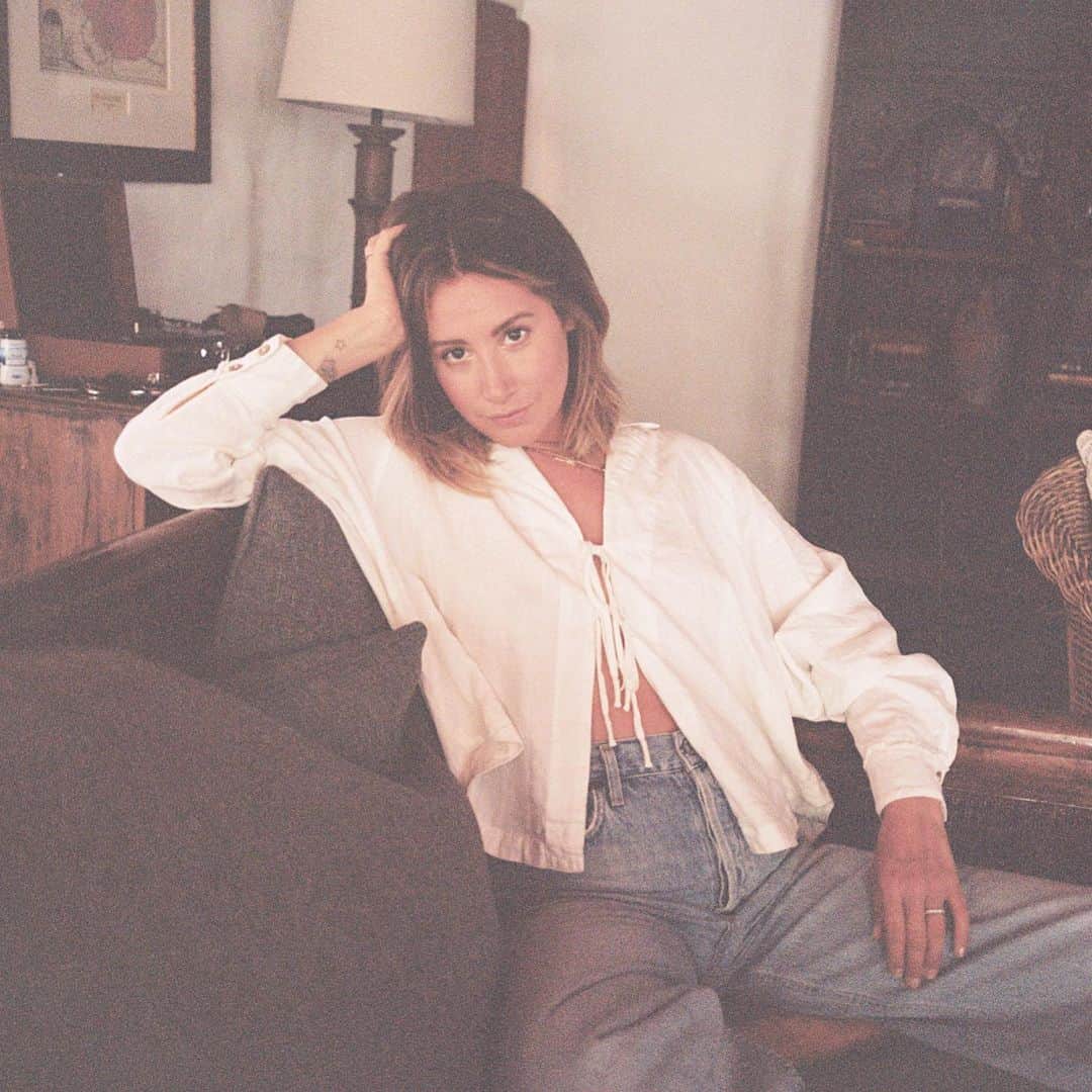 のインスタグラム：「Oh how I miss high waisted jeans and my small boobs 😂」