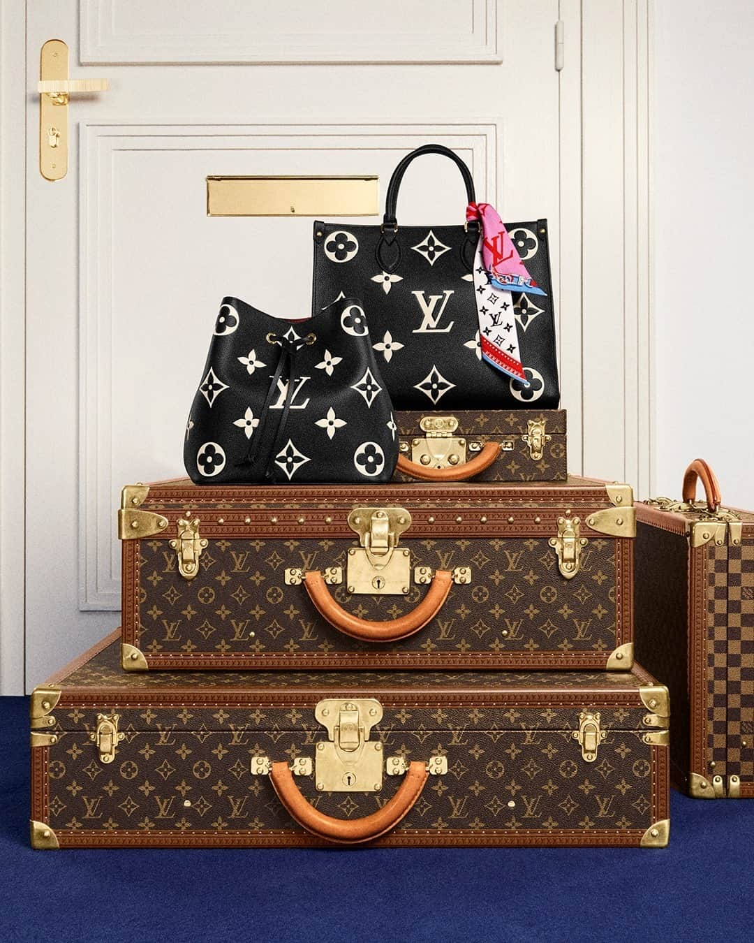 ルイ・ヴィトンさんのインスタグラム写真 - (ルイ・ヴィトンInstagram)「Imminent departure.  Both enlarged and embossed, #LouisVuitton’s Monogram Empreinte leather line makes a bold statement with classic shapes. Explore more #LVGifts ideas via link in bio.」12月19日 1時00分 - louisvuitton