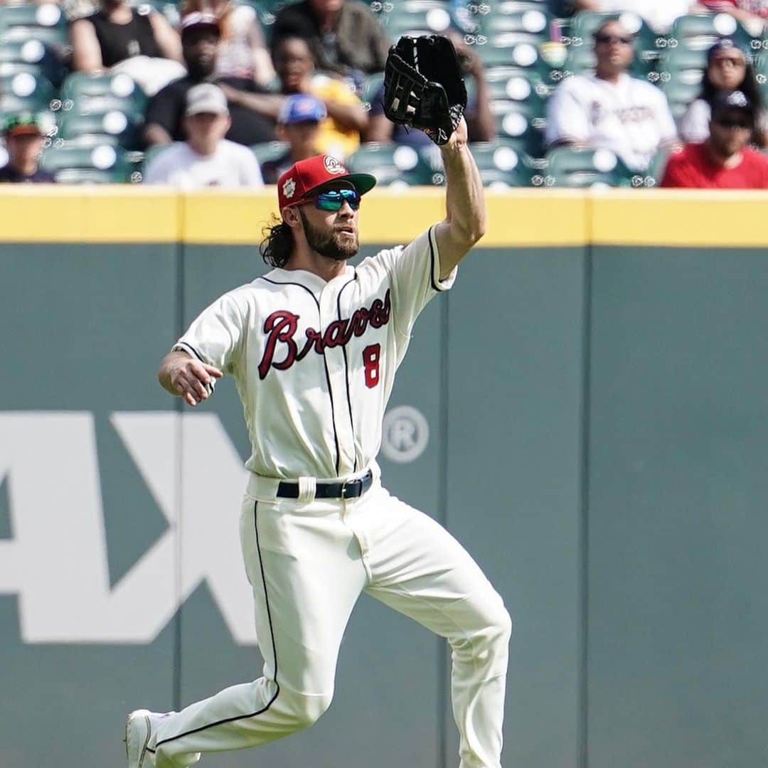 チャーリー・カルバーソンさんのインスタグラム写真 - (チャーリー・カルバーソンInstagram)「This is one of the coolest moments I have had playing baseball. So many people I have talked to bring up this play and tell me what they were doing when this happened. Whether they were at home or watching it at the park each time it is fun to hear. ........................ BTW: I did not start this game and went into LF during the 8th inning and this play happened during the 9th. With that being said, always stay ready and when it is your time, have fun and make the most of it. I am truly thankful for every opportunity I have been given and for each opportunity which lies ahead! ...................................... SWIPE LEFT! 👍🏼」12月19日 1時09分 - charlieculberson