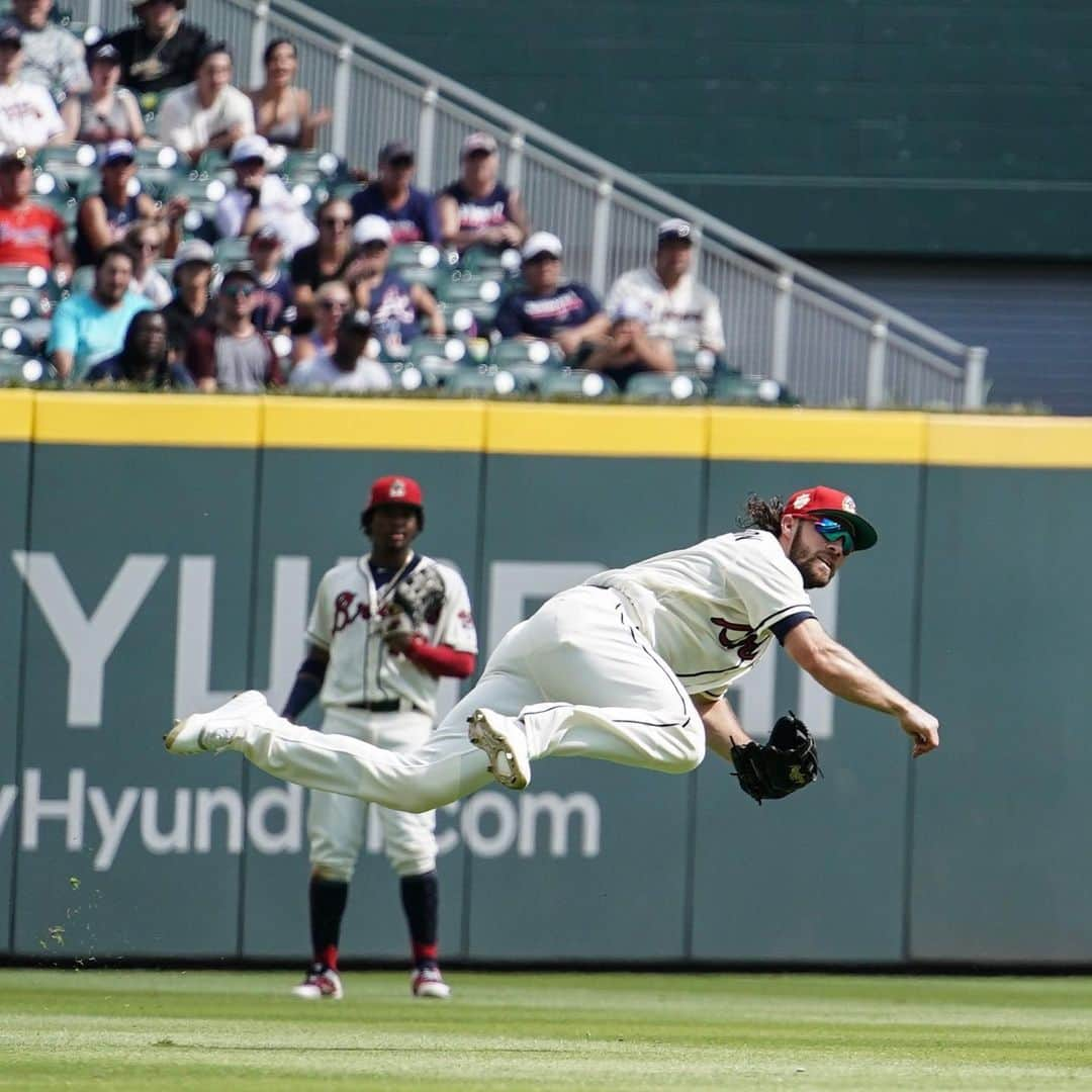 チャーリー・カルバーソンさんのインスタグラム写真 - (チャーリー・カルバーソンInstagram)「This is one of the coolest moments I have had playing baseball. So many people I have talked to bring up this play and tell me what they were doing when this happened. Whether they were at home or watching it at the park each time it is fun to hear. ........................ BTW: I did not start this game and went into LF during the 8th inning and this play happened during the 9th. With that being said, always stay ready and when it is your time, have fun and make the most of it. I am truly thankful for every opportunity I have been given and for each opportunity which lies ahead! ...................................... SWIPE LEFT! 👍🏼」12月19日 1時09分 - charlieculberson