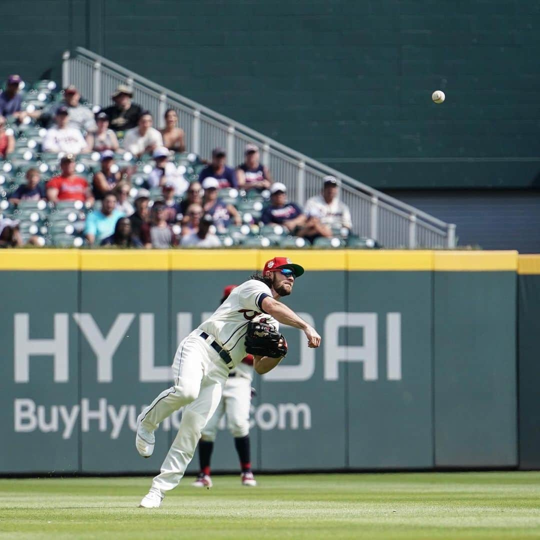 チャーリー・カルバーソンさんのインスタグラム写真 - (チャーリー・カルバーソンInstagram)「This is one of the coolest moments I have had playing baseball. So many people I have talked to bring up this play and tell me what they were doing when this happened. Whether they were at home or watching it at the park each time it is fun to hear. ........................ BTW: I did not start this game and went into LF during the 8th inning and this play happened during the 9th. With that being said, always stay ready and when it is your time, have fun and make the most of it. I am truly thankful for every opportunity I have been given and for each opportunity which lies ahead! ...................................... SWIPE LEFT! 👍🏼」12月19日 1時09分 - charlieculberson