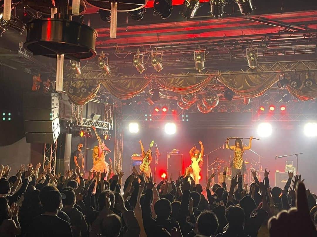 のインスタグラム：「名古屋ReNY limited公演、本日もガイドラインに沿った形での開催となりました。 毎度、楽器の演奏がかき消されるほどのでっけえええ声援を送ってくれる名古屋🔥 だけど こんなにも静かな名古屋LIVEは初めてやった！ でもそれは皆がルールを守ってコロナ対策にしっかりと協力してくれてる証👏本当にありがとう！  今日にしかないドラマが沢山ありました。 そして今回来られなかった方も沢山いたと思います。 また名古屋に来れるときは皆の笑顔が見たいです。 声援が聴きたいです。 何も考えずに、夢中で暴れられる日が来る事を願います。 でも、やっぱりLIVEっていいな。 ・ #Aldious #アルディアス #aldioustoki #nagoya #nagoyarenylimited #live」