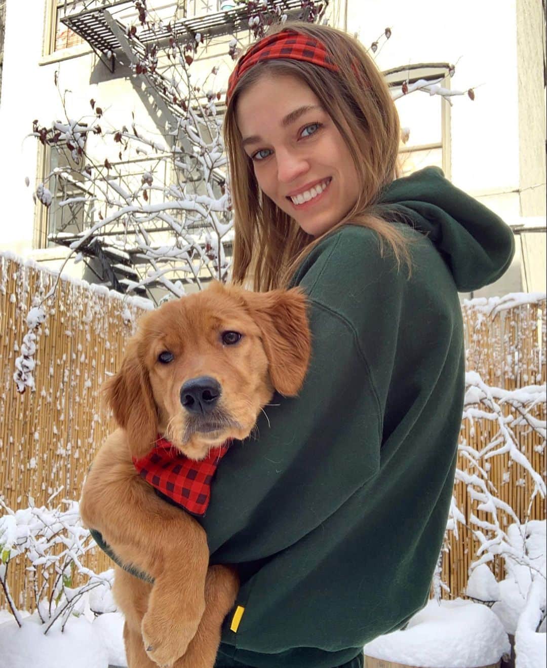 サマンサ・グラドヴィルさんのインスタグラム写真 - (サマンサ・グラドヴィルInstagram)「Aurora’s first snow day! ❄️ Swipe to watch her “rescue” my boots 🤣⛄️ #snowdog #snowday #myheart」12月19日 1時08分 - samgradoville