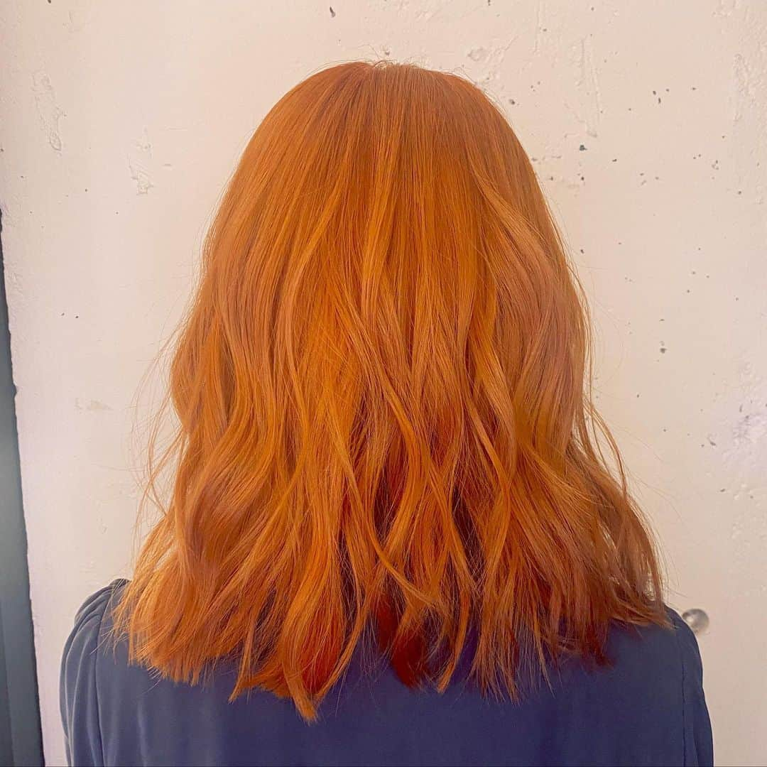 AMIさんのインスタグラム写真 - (AMIInstagram)「こんなに切りました😇  #orangehair #🍊#hairchange #tokyo #ミディアム #オレンジベージュ #ヘアカラー #new #✂️」12月19日 1時08分 - amipom1007