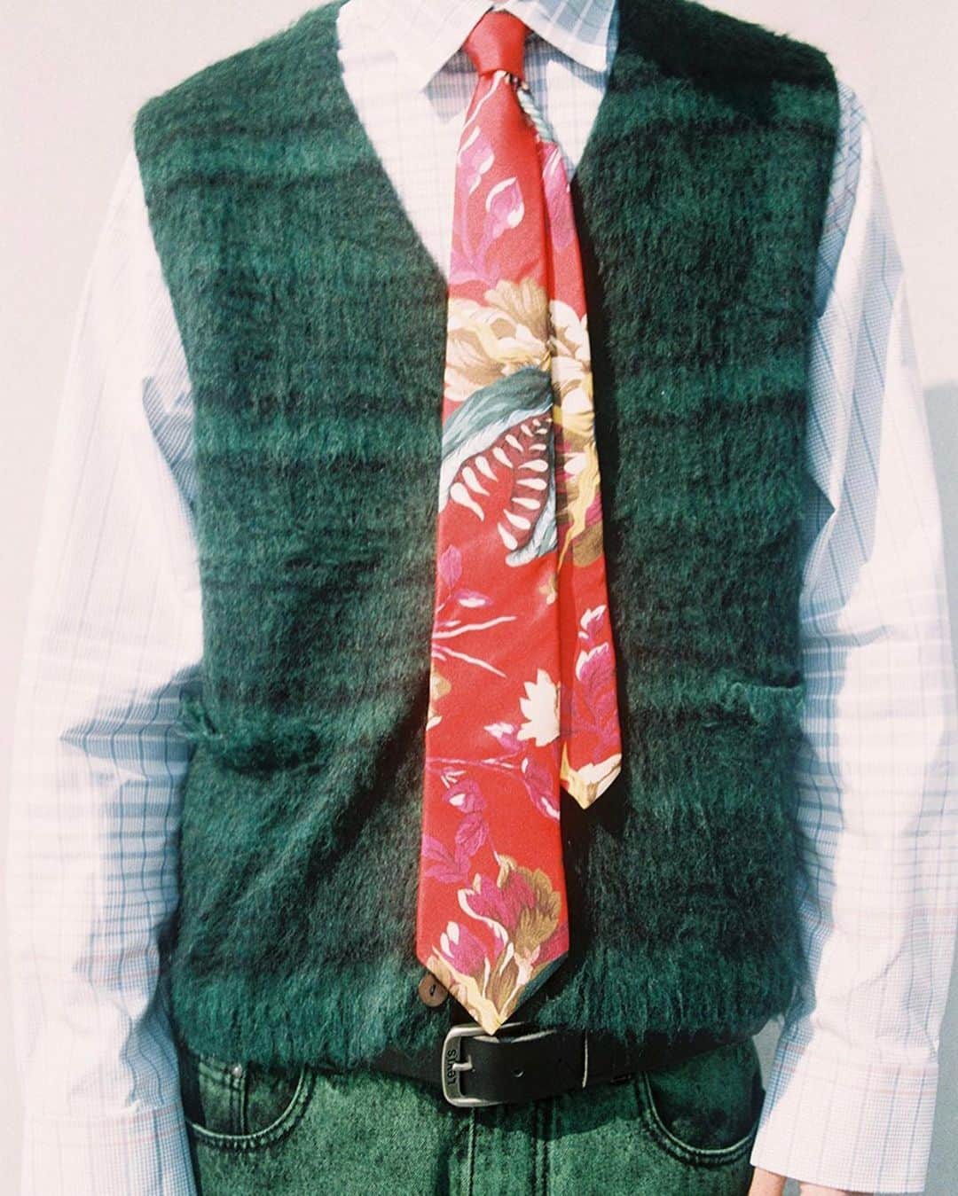 エムエスジーエムさんのインスタグラム写真 - (エムエスジーエムInstagram)「UNIFORMS FOR WEIRD KIDS: the carnivorous plants-printed tie paired w/ #MSGMFW20 washed denim for @NUMEROBERLIN 🧪  #MSGM @MassimoGiorgetti」12月19日 1時18分 - msgm