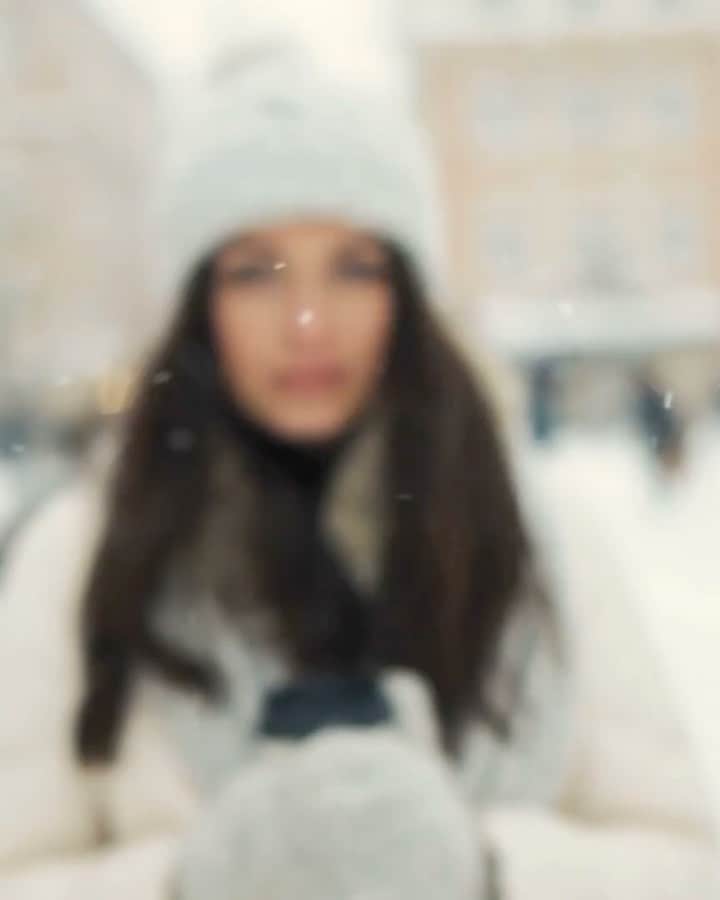 シン・コールのインスタグラム：「Surprise! 🎁🎄My last song of 2020 is out now - comment what you think 🎅🏻」