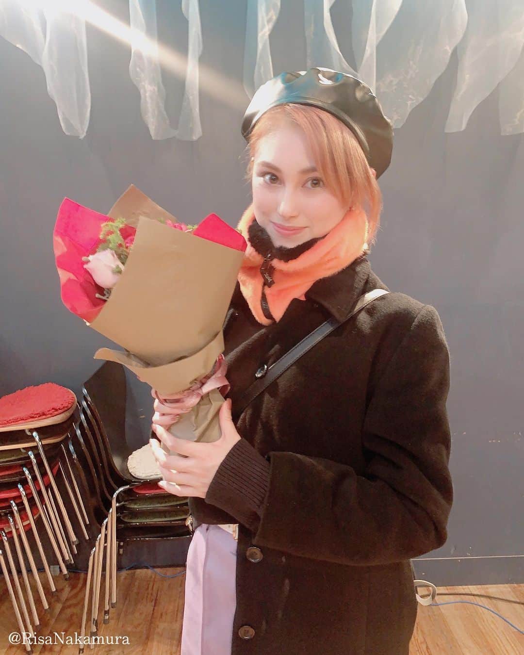 中村里彩さんのインスタグラム写真 - (中村里彩Instagram)「* * POiNTを卒業しました🌸 5年近い月日を共にしたメンバーには、本当に感謝しかないし、POiNTとして過ごした時間は宝物です。 . 夢を叶えるためにっていう自分勝手な理由にも関わらず、 ネガティブな言葉をひとつも発することがなく応援するって言ってくれたメンバーのみんな。 卒業が決まってからもずっと変わらずに とにかく笑い転げるリハーサルの毎日。 . ひとつひとつがみんなの優しさであり 改めてPOiNTという場所にいれたことが幸せだと思いました。 . . 卒業発表後、理由をライブで話すということでお話ししていなかったので心配して連絡をたくさんもらいました。 POiNTのことも、メンバーのことも大好きです。 それは今までも、これから先も変わらないし、ネガティブな理由は1個もない前向きな卒業なので心配しないでください☺︎ . プロフィール写真変えるのはやいよって思ったかもやけど これもわたしなりの決意です✌🏻 今日からは中村里彩として、夢に向かい頑張っていきます！ . . . 生配信イベントをご覧いただいた皆様 ありがとうございました！！✨ 最後…というのは関係なく、ただただ本当に楽しかったです。 イベントなのに、お仕事なのに、あんなに床に転がって笑うことってあるんだね🤣(笑) 来年の元旦までアーカイブみれるので、ぜひ。 本当にありがとうございました🌸 #ポイントバレエ #中村里彩」12月19日 1時20分 - nakamura_risa_