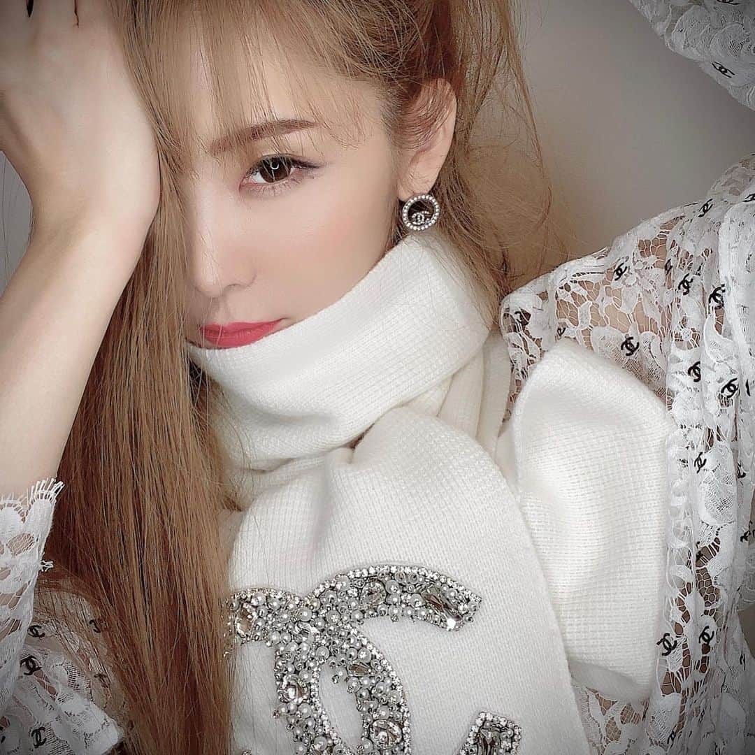 mycoのインスタグラム：「昨日仕事納めのはずが来週も忙しい感じで﻿ 更に山場がクリスマスになりそう🎄﻿ （ひぇーやだーそれこまる） お仕事大変なこと多すぎるけど…﻿ やり甲斐ありすぎて楽しい♡﻿ コツコツコツコツ何年もかけて種撒いて﻿ トントントントン頑張ることが大切だね。﻿ ﻿ ﻿ みなさんいつが仕事納めですか？？﻿ ﻿ ﻿ はい。わたしの癒しのCHANELさん。﻿ こちらのトップスは今年1番手に入れる﻿ のが大変だったかな。買付入れてなくて﻿ でも欲しくなってお願いしてどうにか﻿ ゲットできた1品♡沖縄のドローン撮影で﻿ 水着の上に着てました👙💕﻿ ﻿ このマフラーも🧣瞬殺でSOLDの1品。﻿ 可愛すぎて黒も買いました。﻿ この秋冬でお気に入りの組み合わせです。﻿ ﻿ ﻿ あああああー。CHANEL KAWAII♡﻿ きみだけだよこんなにときめかせるのは。﻿ いやされるーーみてるだけでいやされる。﻿ ﻿ ﻿ ごめん。寝不足でテンション高いの。﻿ おやすみなさい😘💤🌙  #chaneladdict #chanel #シャネル大好き #ootd #coordinate #fashion  #코디 #스타일링 #패션스타그램」