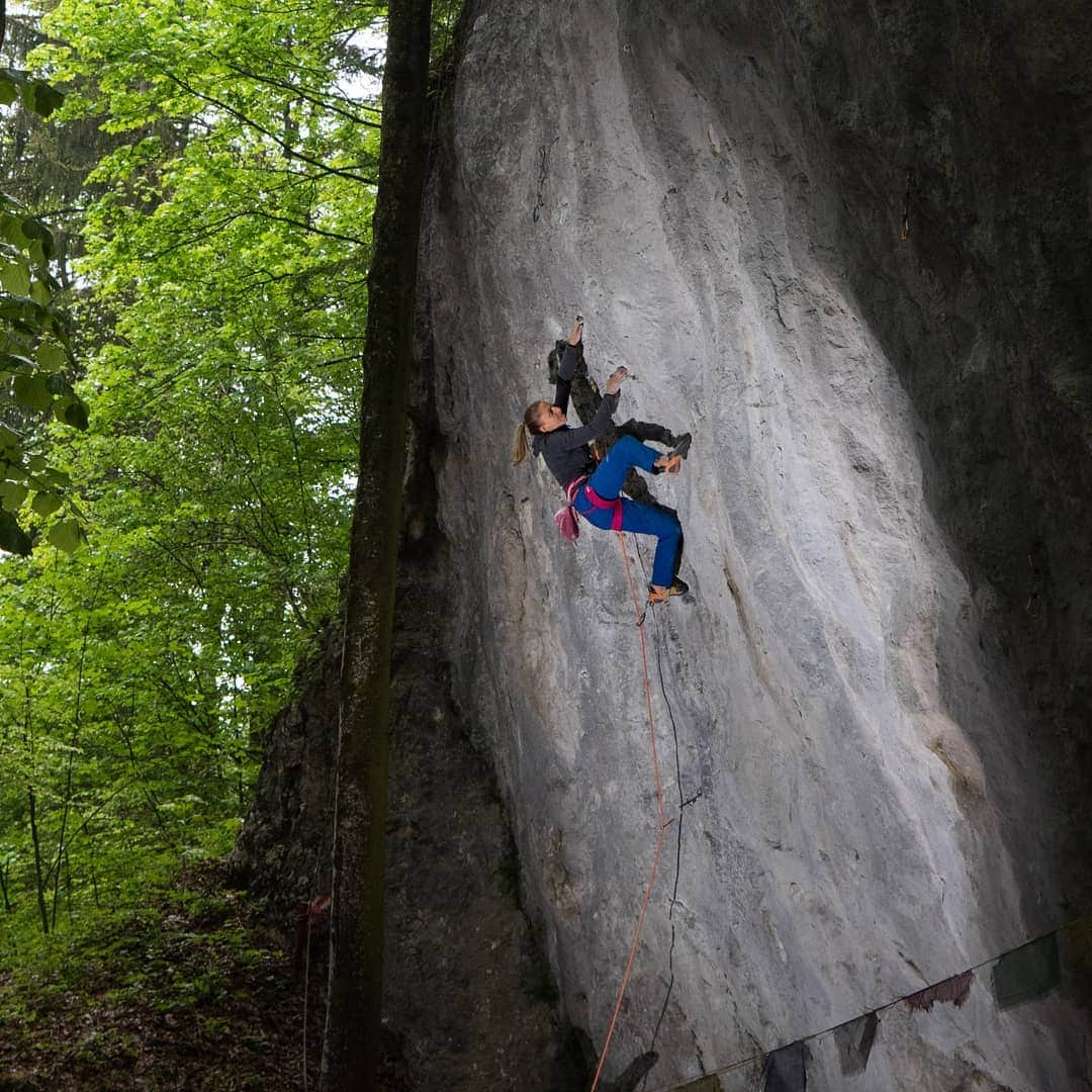 カタリーナ・ザーヴァインさんのインスタグラム写真 - (カタリーナ・ザーヴァインInstagram)「Weekend is around the corner 😀🙌  Photo by @rucker_david_  #weekendvibes #climbing #rockclimbing #tirol #berglsteinersee #accesstheinaccessible #weareclimbers #bornwild @marmot_mountain_europe @lasportivagram @petzl_official」12月19日 1時35分 - katha_saurwein