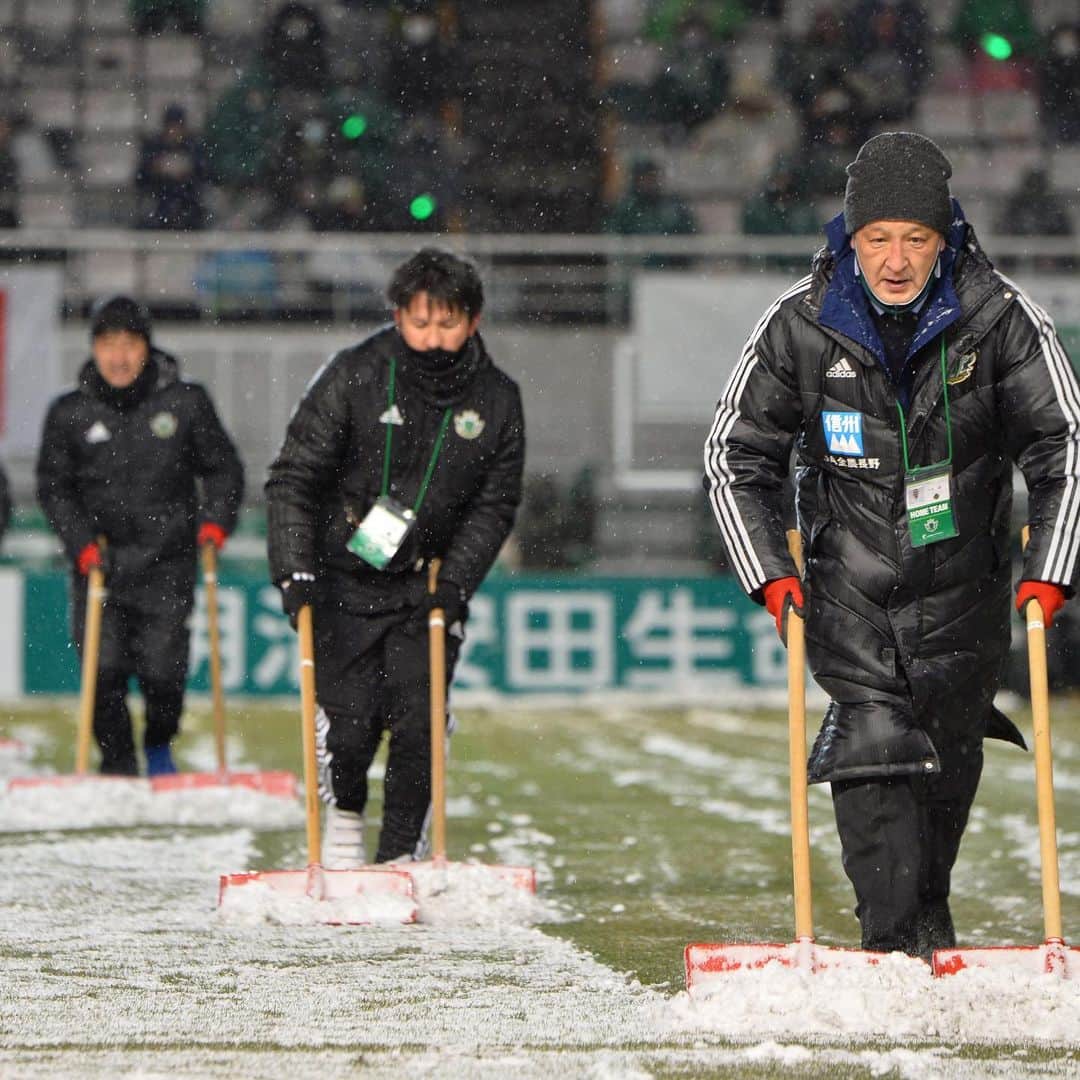 のインスタグラム：「. 氷点下、雪舞うピッチをみんなで準備  📷Photo by J.LEAGUE  #雪 #snow #雪かき  #松本山雅 #yamaga  #Jリーグ #jleague #j1 #j撮り  #football #サッカーキング #⚽️ #サッカー」