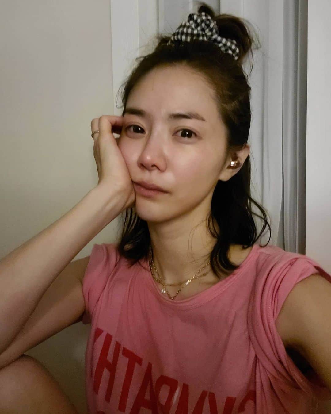 ユ・ハナのインスタグラム：「ㄴr는 ㄱr끔 눈물을 흘린ㄷr...☆ (ㅆrO1월드 st.) 🤣🤣🤣🤣🤣🤣 방금 전 까지 마셜오빠랑 신나게 춤을 추고 있었고요 잠시 쉬다가 담임선생님 메세지 뒤늦게 봤고요 기악발표회영상이 업로드 되었고요 학교모습은 영상으로 처음보는거라 떨렸고요 발표회 전 날에 연습안한다고 엉망이라고 승질냈고요  그런데 엄청 잘해서 미안했고요 잘하려고 노력하는 진지한 모습에 대견했고요 기특했고요 늘 내 생각보다 잘해주는데도  나나 잘하지 아들보고 맨날 뭐라하고요 그게 미안해서 울었고요 이럴때마다 느끼지만 나보다 낫고요 방금 전까지 섹시댄스 추다가 우는 내모습 웃기고요 아들 반바지 꺼내입고 땀흘리고 있었고요 입고보니 구찌였고요 미안했고요 울고 웃고 그런 불금이고요 이제 오빠의 최애프로 궁금한이야기Y 다시보기 할것입니다. 라고 끝내겠습니다!」