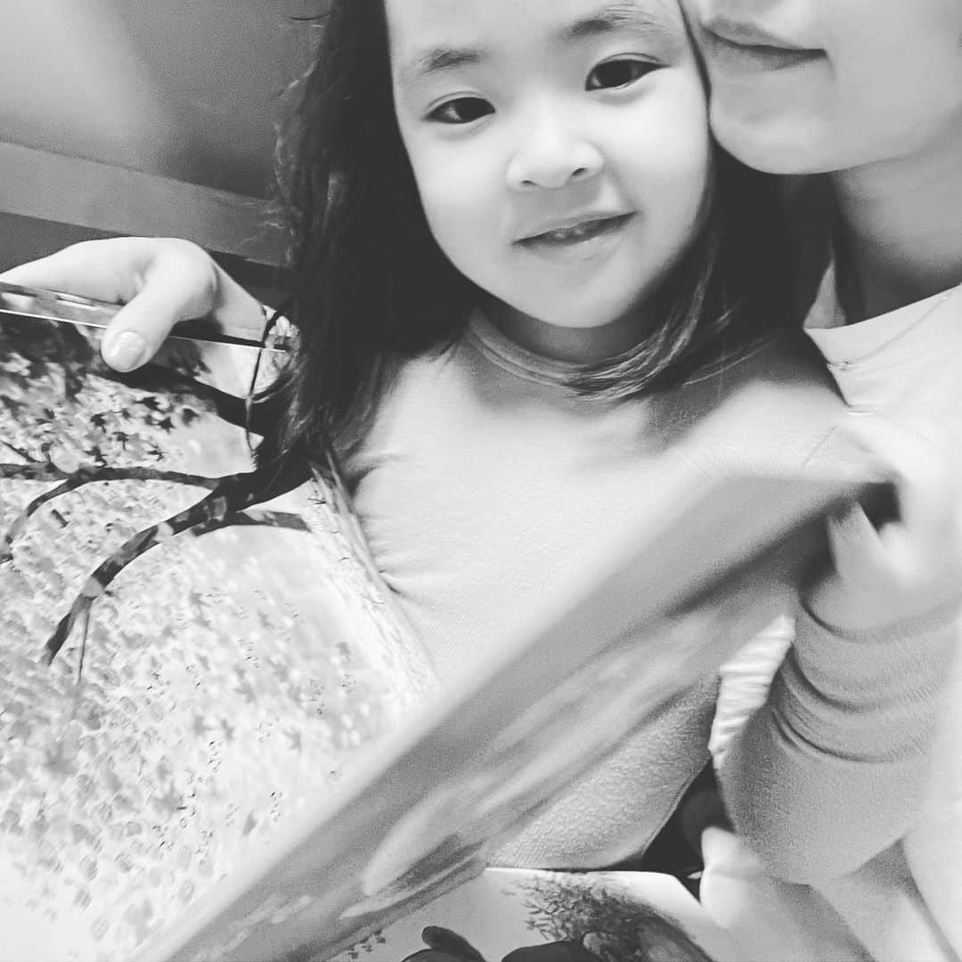 イ・ユンジのインスタグラム：「오늘은소울이가일찍자줘서마음껏잠자리책#엄마또울?#알사탕#내사랑#내사탕#라니지요」