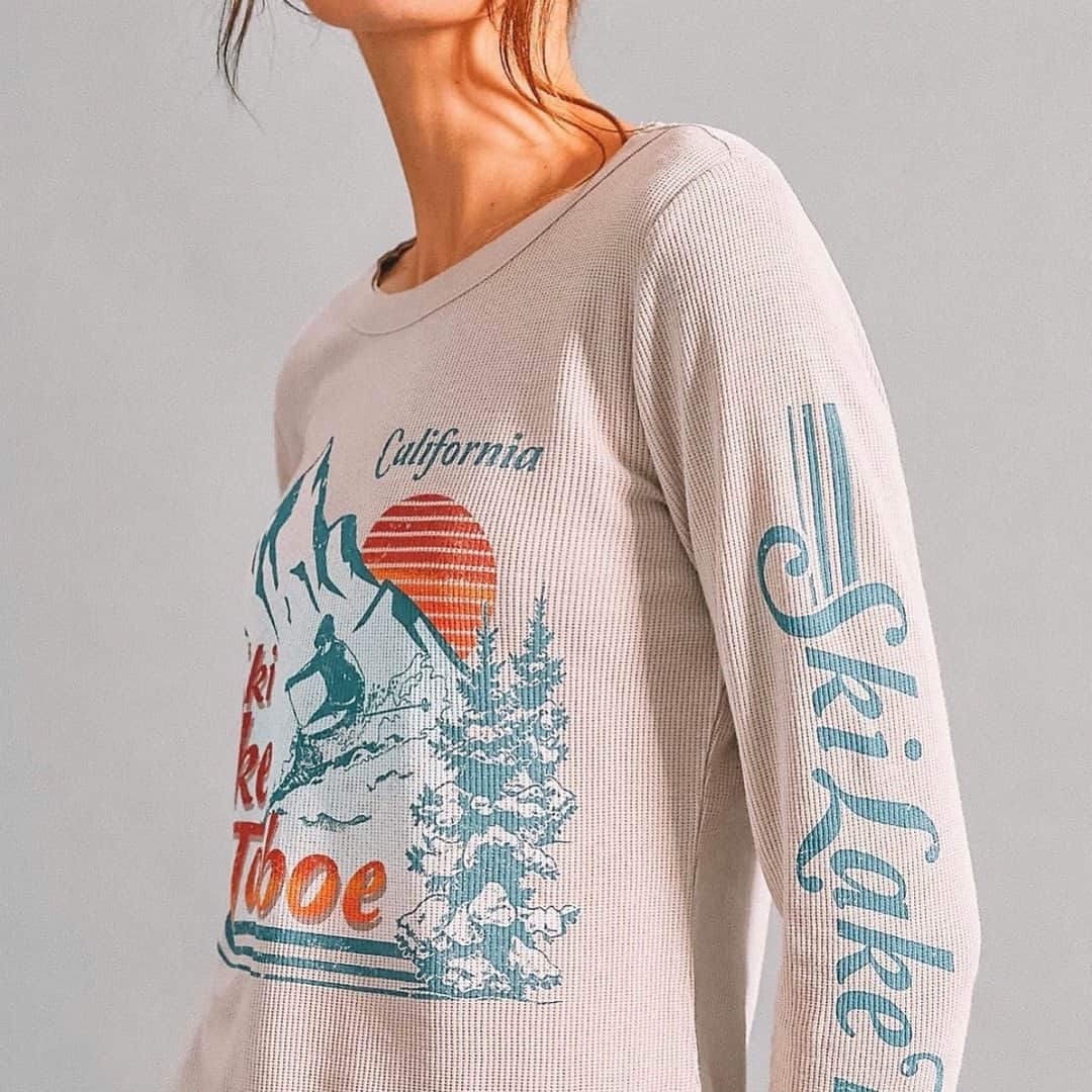 チェイサーのインスタグラム：「time to hit the slops in this cozy thermal! Where is your favorite ski spot?🎿❄️⛄️ @pinkarrowsboutique #laketaho #skitrip #skioutfit #snowoutfit #chaserbrand #skitripstyle」