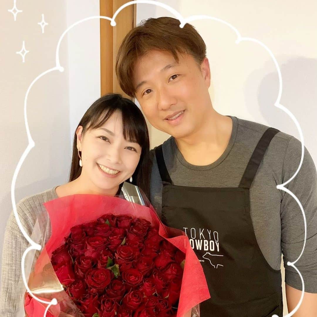 栗原由佳のインスタグラム：「誕生日でした。  たくさんのお祝いコメントをいただいて、今日この日に私のことを思い出してくださった方がこんなにもいるということに、とても幸せな気持ちになりました。本当にありがとうございます。  SNSのある今、ずっと会えていない友人たちや遠く離れたところからもメッセージが届くってすごく嬉しいです。まさにこの時代のおかげ🍀  誕生日何欲しい？と聞かれ、何もいらないけど夜ご飯作って欲しいな〜とおねだり。夫や子供達が作れそうで食べたいものは…と思いついたのが #tokyocowboy のお肉でステーキ食べよう💕でした😆  結局パパ一人で熱心にお肉と格闘！私は隣で他の作業をあれこれできるので、とても助かりました。やっぱり誰かと一緒にキッチンに居るのが好きなので嬉しかった〜楽しかった〜またお願いします😝  薔薇の花束ずっしり45輪？あるはず？もう数えきる前に諦めてしまいました…🌹  また一年、毎日小さな幸せやありがとうを集めて生きていこうと思います。 悩んだりつまづいたりするとも思うけど、今の私らしく正直に飾らずに。  Thank you🎄」