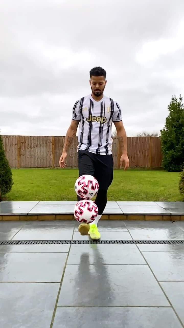 F2Freestylersのインスタグラム：「Wait what?! ⚽️⚽️🔥 #football #soccer #skill #freestyle #tekkers」