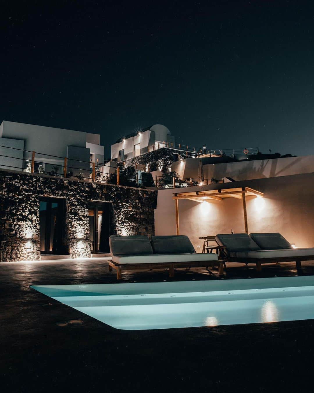 Enzo Cariniさんのインスタグラム写真 - (Enzo CariniInstagram)「Night or day ? 🌙  #santorini #explore #nightphotography #luxury #canon」12月19日 1時43分 - enzo_carini