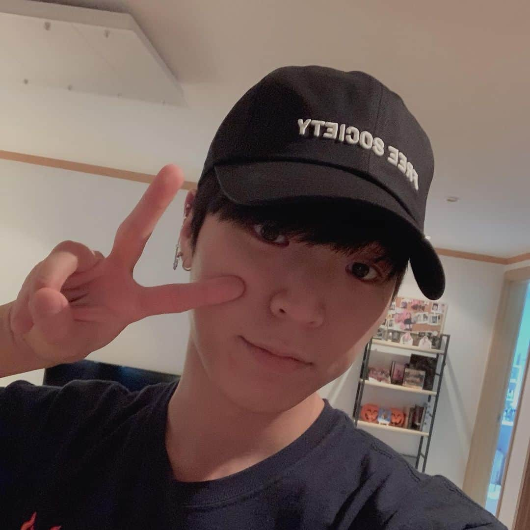 Jun Sung Ahnのインスタグラム：「How r ya'll doing this fine morning :3」