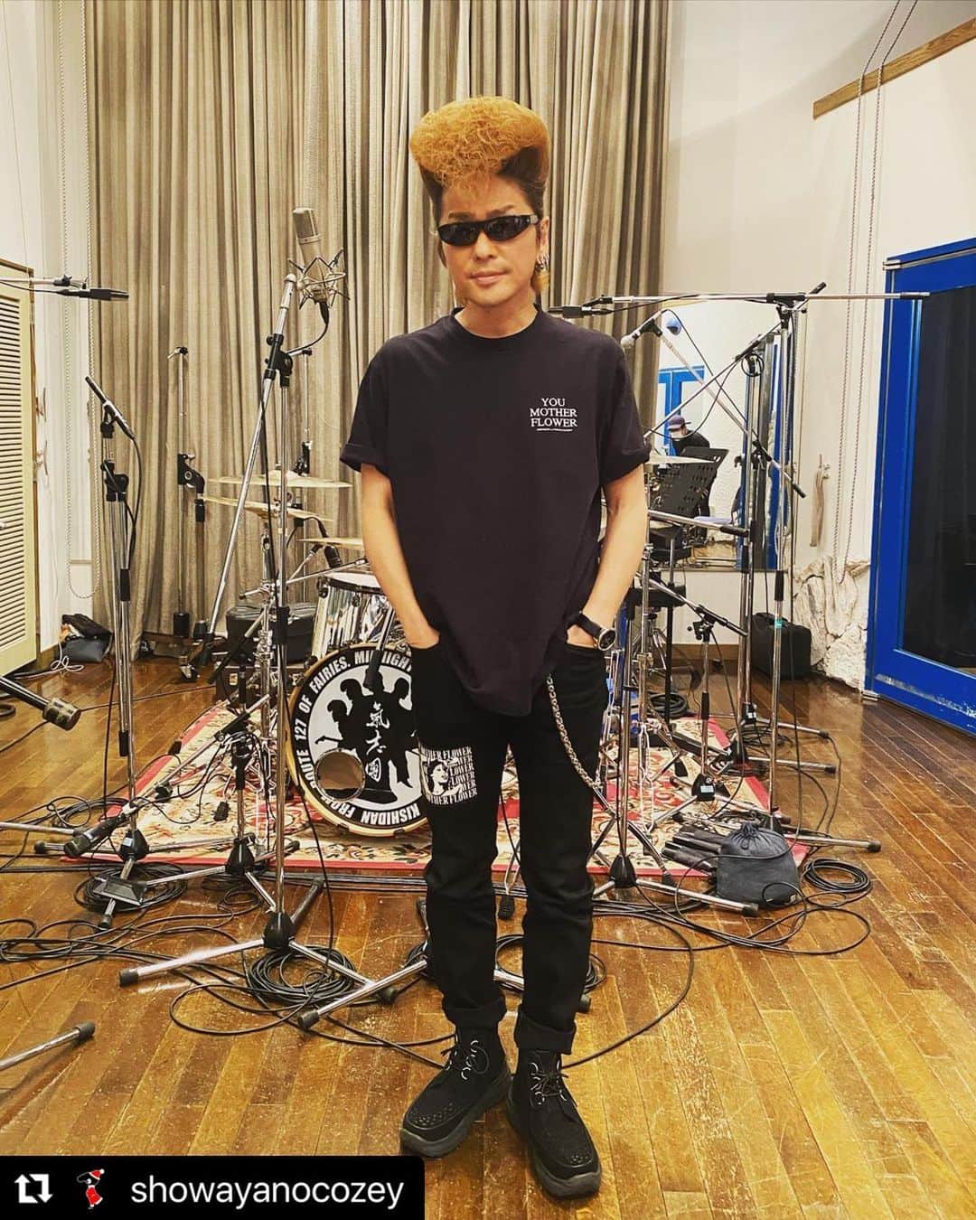 のインスタグラム：「流石お似合いです🖤 が、身体が心配です。早くお元気な姿、楽しみにしております☺️ @showayanocozey  #Repost @showayanocozey with @make_repost @theblacksensemarket  ・・・ 在りし日の綾小路 翔。﻿ ﻿ #SENSE﻿ #THEBLACKSENSEMARKET﻿ #HYSTERICGLAMOUR × #UNDERCOVER﻿ #ヒステリックグラマー × #アンダーカバー﻿ #大好きの三つ巴﻿ #守谷編集長 #ありがとうございます﻿ #綾小路翔﻿ ﻿ #一概に ﻿ #綾小路翔 ﻿ #とは申しましても﻿ #こちらの光画に写る ﻿ #綾小路翔 は﻿ #世間様を未知の疫病の恐怖で脅かす前の﻿ #綾小路翔 ﻿ #ですのでどうかご安心下さい☺️🦠﻿ #自分的にはすっかり元気になりましたが念の為 ﻿ #鉄仮面（二代目麻宮サキ仕様）﻿ #拘束衣（ミサミサ仕様）﻿ #着用の上に #加えて﻿ #猿轡（禰豆子っぽくないやつ）#咥えて﻿ #とある施設の地下奥深い独房の寝台に全身固定﻿ #一切の身動きが出来ない状態の中﻿ #常に一定間隔で額に水滴を落とされ続ける﻿ #という極めて前衛且つ実験的な治療を受けています﻿ #とは言え鉄仮面越しですのでどうかご安心下さい ﻿ #そう遠くない未来にお逢い致しましょう」