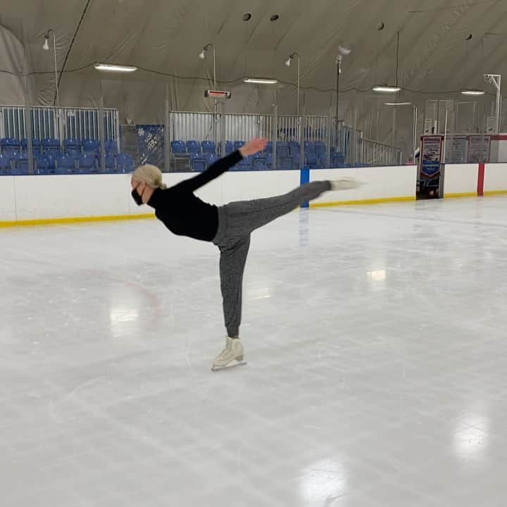 キーラ・コルピのインスタグラム：「I find spinning both directions oddly satisfying. (Maybe it somehow balances my brain?) Anyone else feels the same way? 🙃  Thanks for filming @demisonice, and thanks for the mask and all the great work you do @diversify_ice 💖」