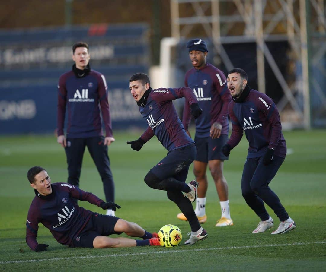 マルコ・ヴェッラッティさんのインスタグラム写真 - (マルコ・ヴェッラッティInstagram)「VAR @anderherrera 🙅‍♂️」12月19日 1時48分 - marco_verratti92