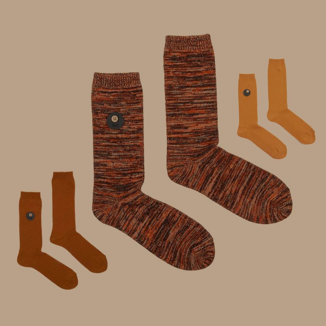 フォークのインスタグラム：「Famous Folk socks! Ideal for feet, good for ankles, excellent as gifts.  #excellent #socks #folkclothing」