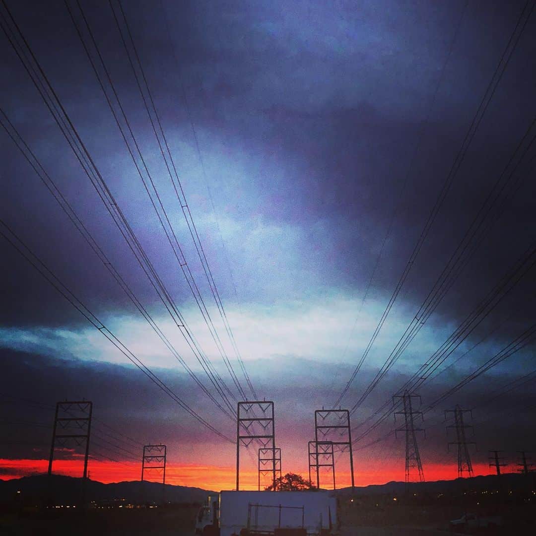 コンスタンス・ジマーのインスタグラム：「Sunrise on the last day of work in 2020!! #tgif Grateful for this job! Finding the silver linings in an otherwise dark year.」