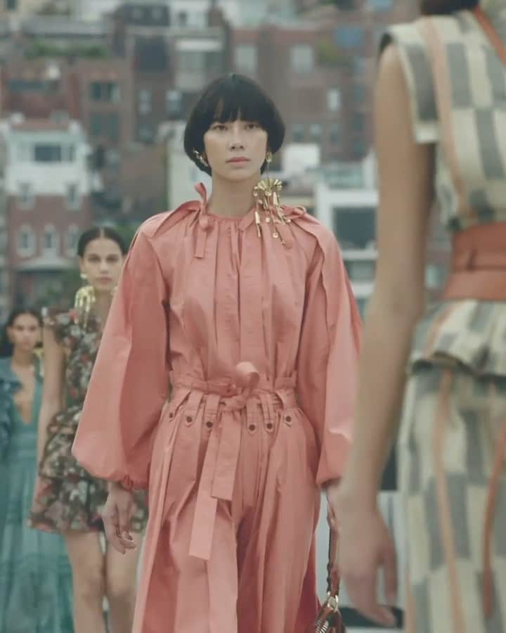 Fashion Weekのインスタグラム：「Feeling serene in NYC ☮︎ @ullajohnson's Spring 2021 collection brought wanderlust to the runway as jewel toned looks with obi-style belts and origami-inspired pleats and folds came down the catwalk as musician Shamiqua sang live. Rewatch the collection, link in bio. ⁠⠀」