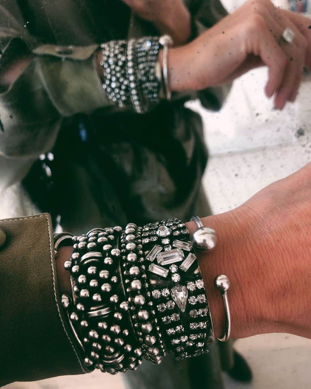 ダニジョーのインスタグラム：「Holiday parties might be cancelled but the #armparty isn’t ❄️ Build yours at Dannijo.com 🛒」
