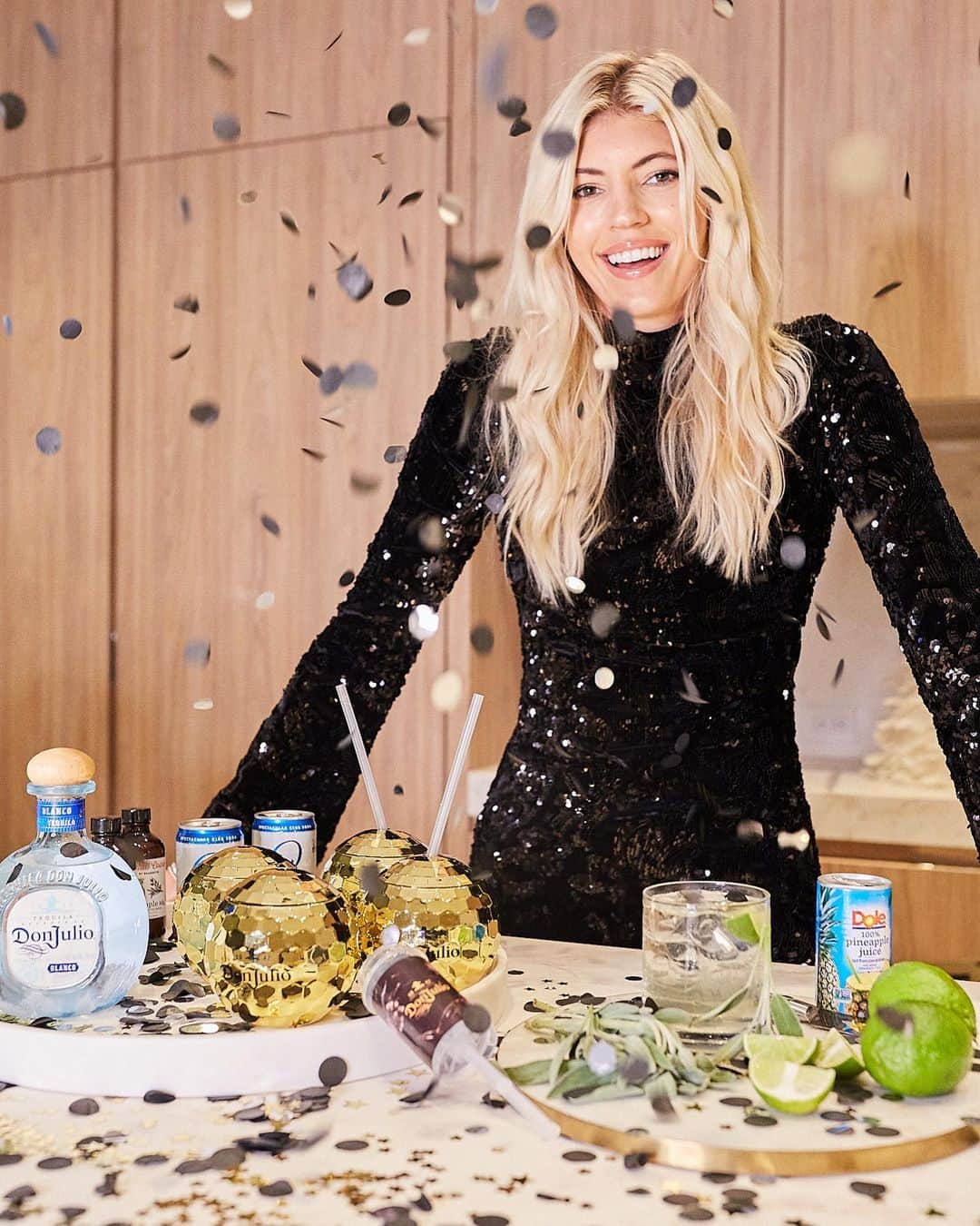 デヴォン・ウィンザーさんのインスタグラム写真 - (デヴォン・ウィンザーInstagram)「#ad Who is ready for 2021?! ✨ I know I am....I’m excited to be officially partnering with @donjuliotequila to help ring in the new year! 🍾 They created a curated cocktail kit which includes tequila, mixers, confetti and more, which will make all our at home celebrations all the merrier!」12月19日 2時00分 - devwindsor